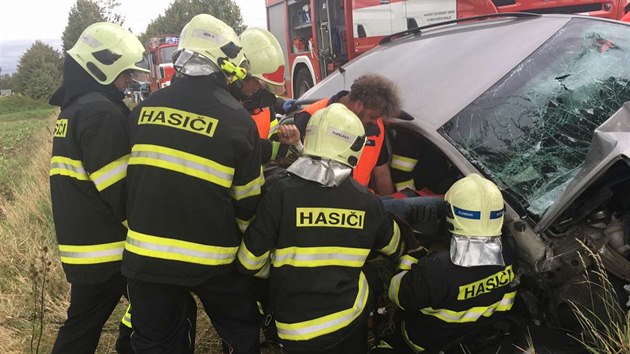 idi na silnici mezi Olomouc a Svatm Kopekem lemovan alej narazil do jednoho ze strom. Vn zrannho ho z auta museli vyprostit hasii.