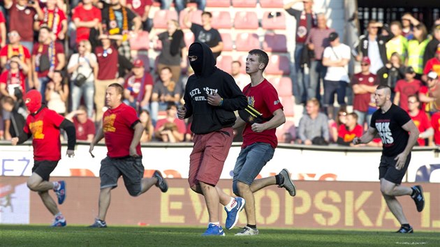 VTRNCI. Sparant fandov vtrhli po skonen derby na hrac plochu.