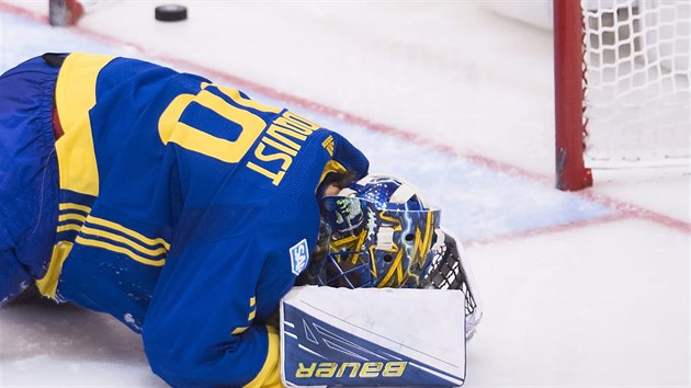 vdsk glman Henrik Lundqvist jen smutn zabodv oi do zem, prv inkasoval rozhodujc gl od Vbru Evropy v semifinle Svtovho pohru.