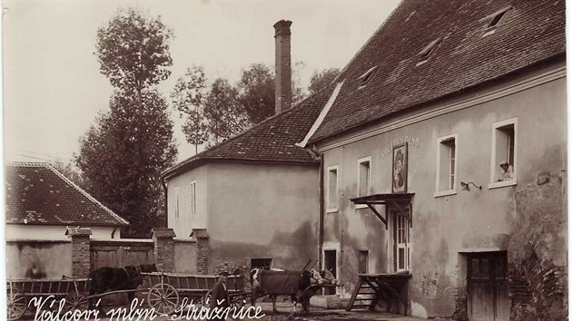 Strnice, okres Hodonn. Mln stoj v lokalit pmo u behu Baova kanlu v historickm centru msta.