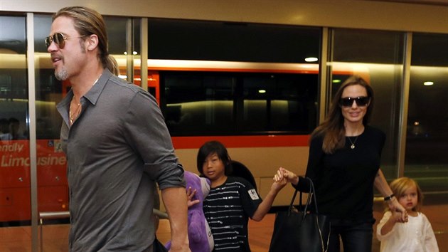 Brad Pitt, Angelina Jolie a jejich dti Pax a Vivienne (Tokio, 28. ervence 2013)