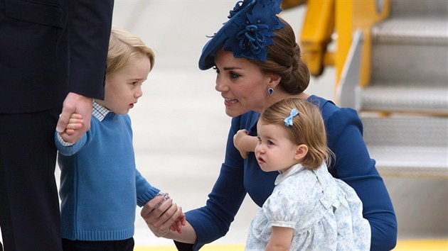 Princ George, vévodkyn Kate a princezna Charlotte (Victoria 24. záí 2016)