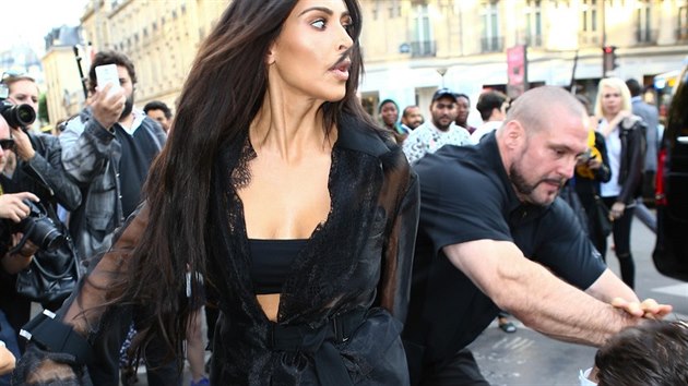 Hned po polibku se na novináře vrhl osobní strážce profesionální celebrity.