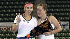 RADOST. Barbora Strýcová (vpravo) s Indkou Saniou Mirzaovou po triumfu na... RADOST. Barbora Strýcová (vpravo) s Indkou Saniou Mirzaovou po triumfu na...