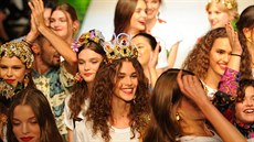 Usměvavé modelky, bláznivé klobouky a chlupaté boty, ale i návrat velkých jmen,... Usměvavé modelky, bláznivé klobouky a chlupaté boty, ale i návrat velkých jmen,...