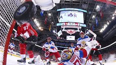 Sidney Crosby pekonává Sergeje Bobrovskiho v semifinále Kanada - Rusko.