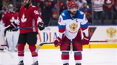 Smutný Alexandr Ovekin v závru semifinále proti Kanad. Rusko prohrálo 3:5.