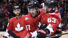 Kanaďan Brad Marchand slaví svůj gól se spoluhráči Patricem Bergeronem a Alexem... Kanaďan Brad Marchand slaví svůj gól se spoluhráči Patricem Bergeronem a Alexem...
