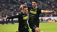 RADOST OUTSIDERA. Thorgan Hazard (vlevo) z Mönchengladbachu oslavuje gól proti...