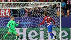 Útoník Atlétika Madrid Antoine Griezmann trefuje v duelu proti Bayernu z...