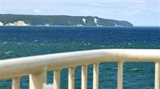 Na lodi SassnitzRonne. Bílé útesy Rujány (v pozadí) pomalu mizí za obzorem, za...