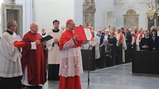 Za velkého potlesku ve würzburském dómu papežský delegát, perfekt Kongregace... Za velkého potlesku ve würzburském dómu papežský delegát, perfekt Kongregace...