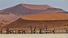 Údolí smrti v namibijské pouti. Namibie je ale v Africe povaována za jednu z...