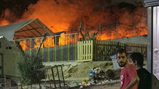 V pondělí zachvátil uprchlický tábor Moria požár (19. září 2016). V pondělí zachvátil uprchlický tábor Moria požár (19. září 2016).