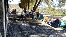 Úklid trosek po poáru tábora v Morii na Lesbu (20. záí 2016).