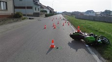 Motorkář přijížděl po hlavní silnici. Z nehody vyvázl bez zranění. Motorkář přijížděl po hlavní silnici. Z nehody vyvázl bez zranění.