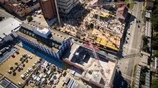 Dělníci přestavují i původní IGY. Na druhé straně Pekárenské ulice rychle roste... Dělníci přestavují i původní IGY. Na druhé straně Pekárenské ulice rychle roste...