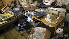 Policisté odhalili v Prosetíně dílnu na výrobu drog. Zadrželi v ní sušenou... Policisté odhalili v Prosetíně dílnu na výrobu drog. Zadrželi v ní sušenou...