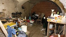 Policisté odhalili v Prosetíně dílnu na výrobu drog. Zadrželi v ní sušenou... Policisté odhalili v Prosetíně dílnu na výrobu drog. Zadrželi v ní sušenou...