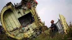 Malajský vyetovatel u trosek sesteleného letu MH17 na Ukrajin (22. ervence...