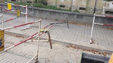 Lapka svrhl při útěku policistovi pod nohy zábradlí, ale nesetřásl ho. Lapka svrhl při útěku policistovi pod nohy zábradlí, ale nesetřásl ho.