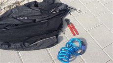 Zloděj se chtěl přímo před policistou zbavit bundy, ve které ukrýval rovněž... Zloděj se chtěl přímo před policistou zbavit bundy, ve které ukrýval rovněž...