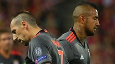 Frank Ribéry (vlevo) a Arturo Vidal z Bayernu Mnichov po poráce v Lize mistr...