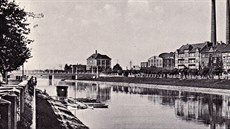 Pjovna lodk v Perov v roce 1925. Jde o jednu z pohlednic i fotografií z...