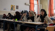 Výuka běženců v opuštěné athénské škole. Než začala budova sloužit migrantům,... Výuka běženců v opuštěné athénské škole. Než začala budova sloužit migrantům,...