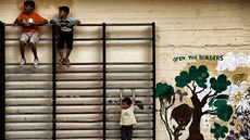 Běženci v opuštěné athénské škole. Než začala budova sloužit migrantům, byla... Běženci v opuštěné athénské škole. Než začala budova sloužit migrantům, byla...
