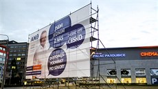 Obří billboard u jedné z hlavních pardubických křižovatek a nákupního centra... Obří billboard u jedné z hlavních pardubických křižovatek a nákupního centra...
