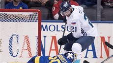Tomá Tatar pekonává védského brankáe Henrika Lundqvista a dává vítzný gól...