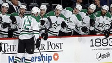 Radek Faksa přijímá od spoluhráčů z Dallasu gratulace ke gólu. Radek Faksa přijímá od spoluhráčů z Dallasu gratulace ke gólu.