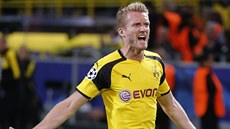 André Schürrle z Borussie Dortmund slaví gól, který právě vstřelil. André Schürrle z Borussie Dortmund slaví gól, který právě vstřelil.
