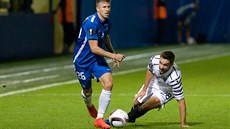 Liberecký obránce Lukáš Bartoášek (v modrém) postupuje s míčem v zápase... Liberecký obránce Lukáš Bartoášek (v modrém) postupuje s míčem v zápase...
