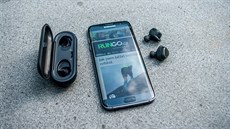 Sluchátka Samsung Gear IconX spolu s telefonem Samsung Galaxy S7 edge. Sluchátka Samsung Gear IconX spolu s telefonem Samsung Galaxy S7 edge.