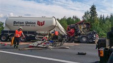 Cisterna, která vozí betonové a maltové směsi, srazila na dálnici D5 člověka.... Cisterna, která vozí betonové a maltové směsi, srazila na dálnici D5 člověka....
