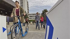 V Plzni začal fungovat první samoobslužný sharing koloběžek na světě. (26. září... V Plzni začal fungovat první samoobslužný sharing koloběžek na světě. (26. září...