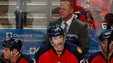 Gerard Gallant (nahoe) pevzal Florida Panthers v ervnu 2014 a výrazn je...