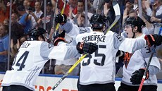 Hokejisté týmu Severní Ameriky do 23 let se radují z gólu v zápase se védskem.