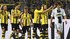 Lukasz Piszczek (druhý zprava) z Dortmundu slaví se spoluhrái gól v zápase s...