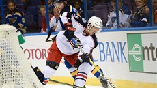 Lukáš Sedlák z Columbusu vede puk v přípravném duelu se St. Louis. Lukáš Sedlák z Columbusu vede puk v přípravném duelu se St. Louis.