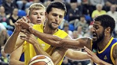 Opavský pivot Jakub Blažek se snaží zachytit míč mezi ústeckými protihráči... Opavský pivot Jakub Blažek se snaží zachytit míč mezi ústeckými protihráči...