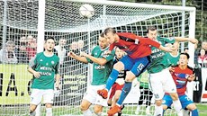Plzeňský útočník Michael Krmenčík hlavičkuje mezi hlučínskými fotbalisty Markem... Plzeňský útočník Michael Krmenčík hlavičkuje mezi hlučínskými fotbalisty Markem...