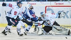 Filip Pyrochta (vlevo) a brankář Roman Will z Liberce a faulovaný Tomáš Svoboda... Filip Pyrochta (vlevo) a brankář Roman Will z Liberce a faulovaný Tomáš Svoboda...