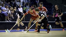 Padubický florbalista Jakub Burian v duelu se Střešovicemi. Padubický florbalista Jakub Burian v duelu se Střešovicemi.
