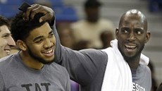 Kevin Garnett (vpravo) gratuluje Karlu-Anthonymu Townsovi. Kevin Garnett (vpravo) gratuluje Karlu-Anthonymu Townsovi.