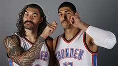 STACHE BROTHERS. Steven Adams (vlevo) a Enes Kanter z Oklahoma City Thunder....