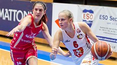 Kristýna Minarovičová (vpravo) z Hradce Králové uniká Natálii Dvořákové ze... Kristýna Minarovičová (vpravo) z Hradce Králové uniká Natálii Dvořákové ze...