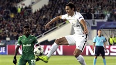 Edinson Cavani (vpravo) z PSG zpracovává míč, sleduje ho Jonathan Cafu z... Edinson Cavani (vpravo) z PSG zpracovává míč, sleduje ho Jonathan Cafu z...